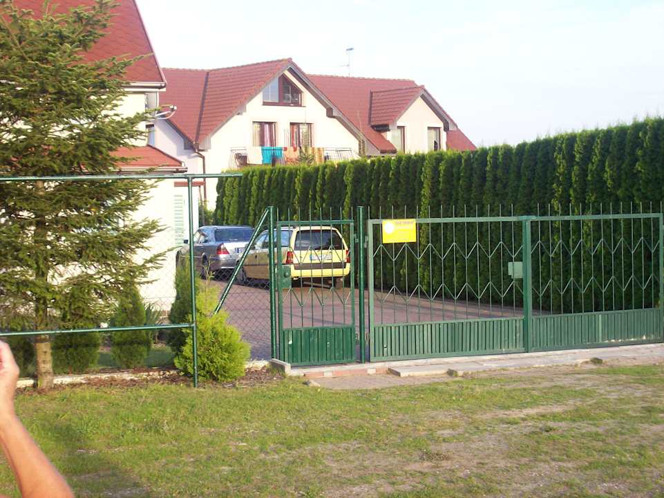 Einfahrtstor zum Ferienhaus Ferienhäuser Trzesacz PL7234.101.1
