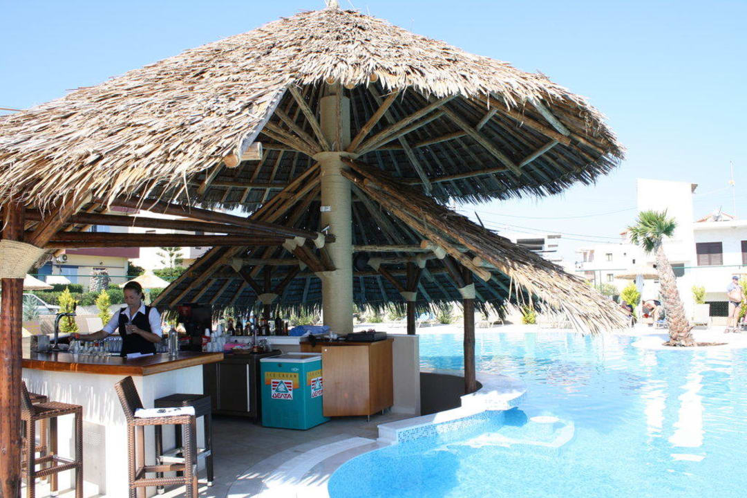 Pool mit Poolbar Hotel Aphrodite Beach Club