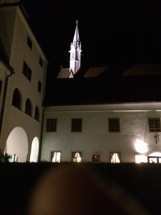 Ausblick zur Kirche & Restaurant Eingang Schlosshotel Kartause Gaming