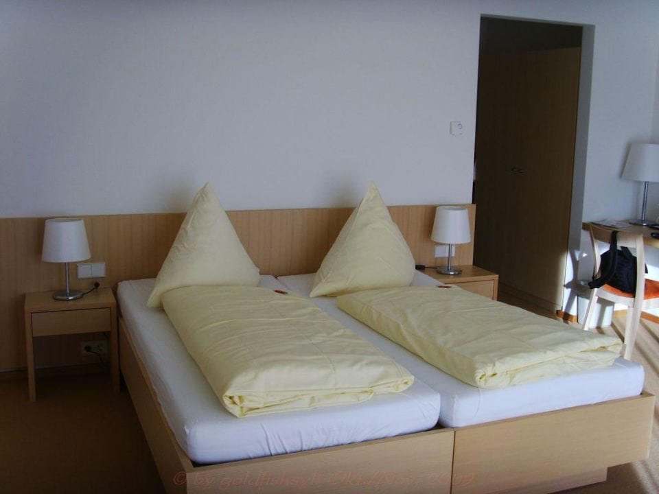 Das Doppelbett des Hotelzimmers Landhotel Allgäuer Hof