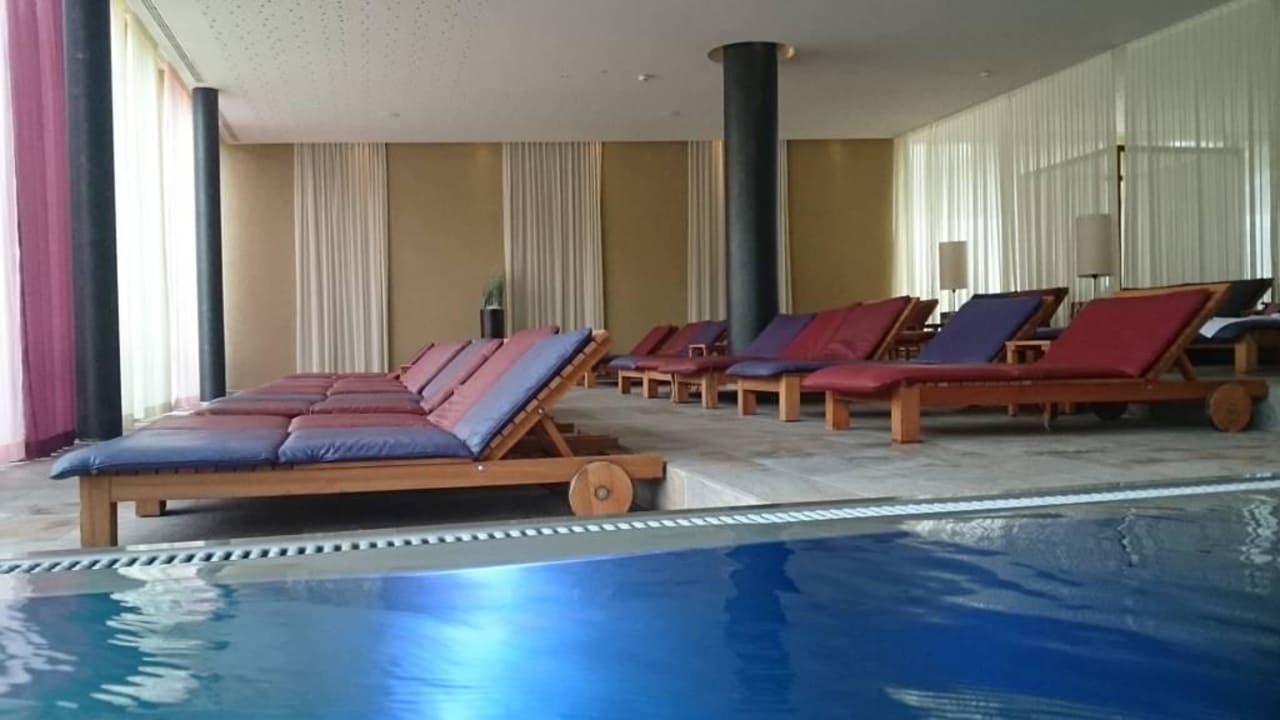Pool innen mit Liegen Falkensteiner Hotel Schladming