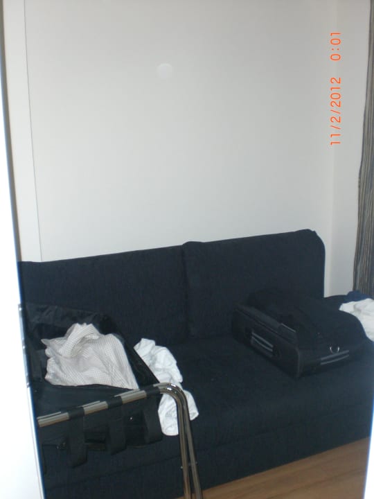 Einzelzimmer mit Schrank. Fernseher, Schlafsofa Suitenhotel Idyll Heckenrose