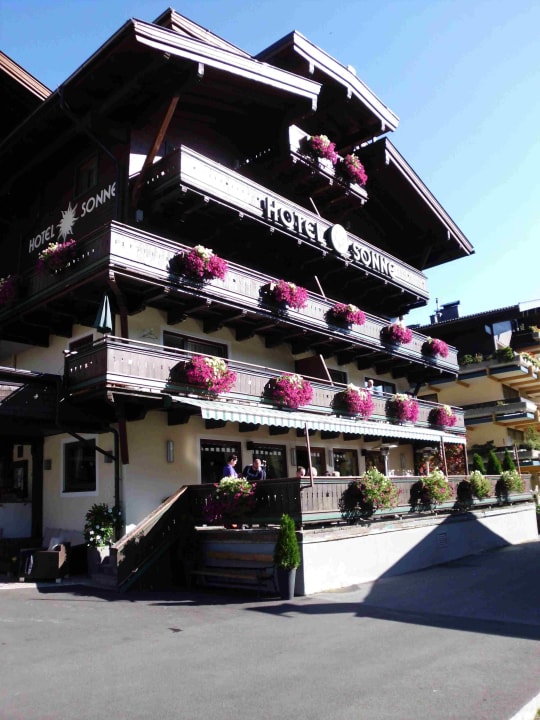 Hotel Sonne mit Aussenterrasse Hotel DIE SONNE