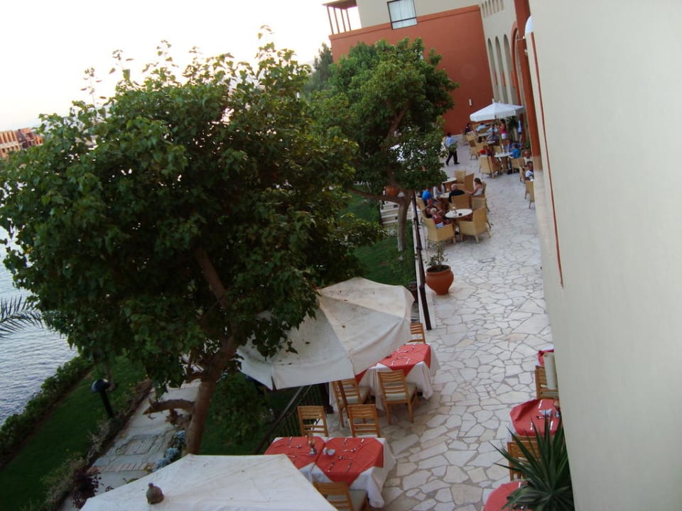 Blick vom Balkon auf die Terrasse Hotel Three Corners Ocean View prestige - Adults only