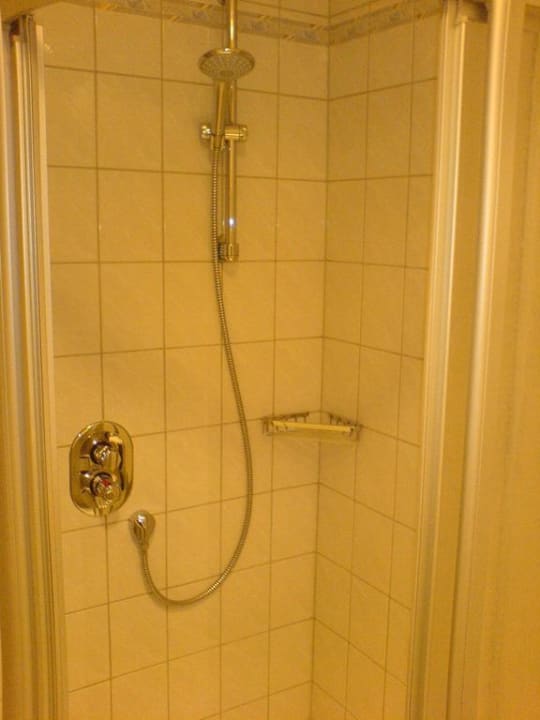 Schöne Dusche mit großen Duschkopf Hotel Linderhof