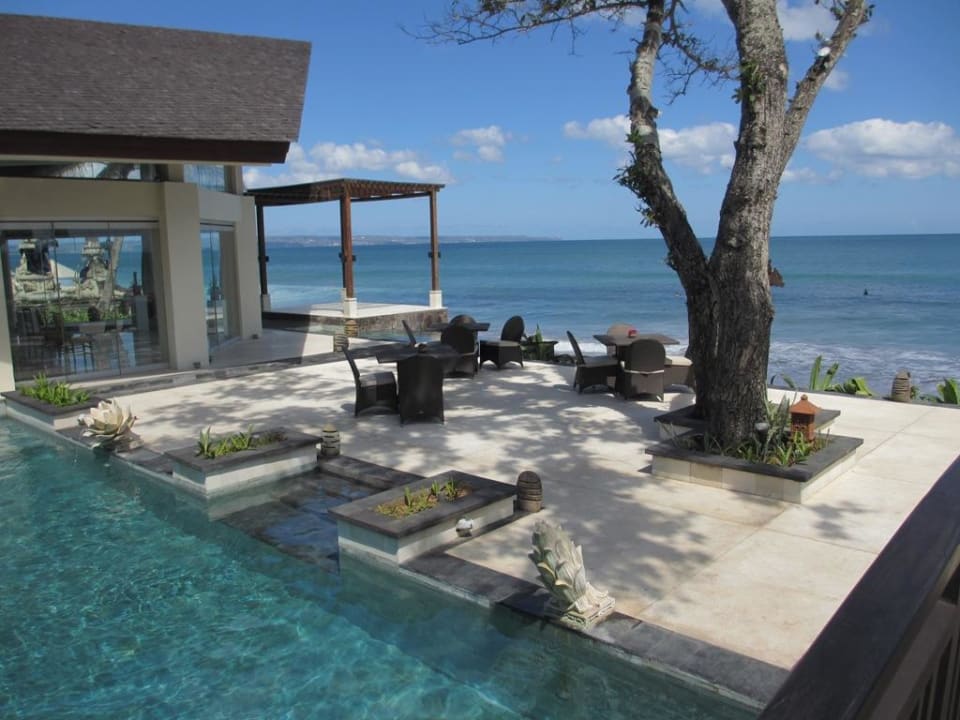 Tische der Poolbar The Seminyak Beach Resort & Spa