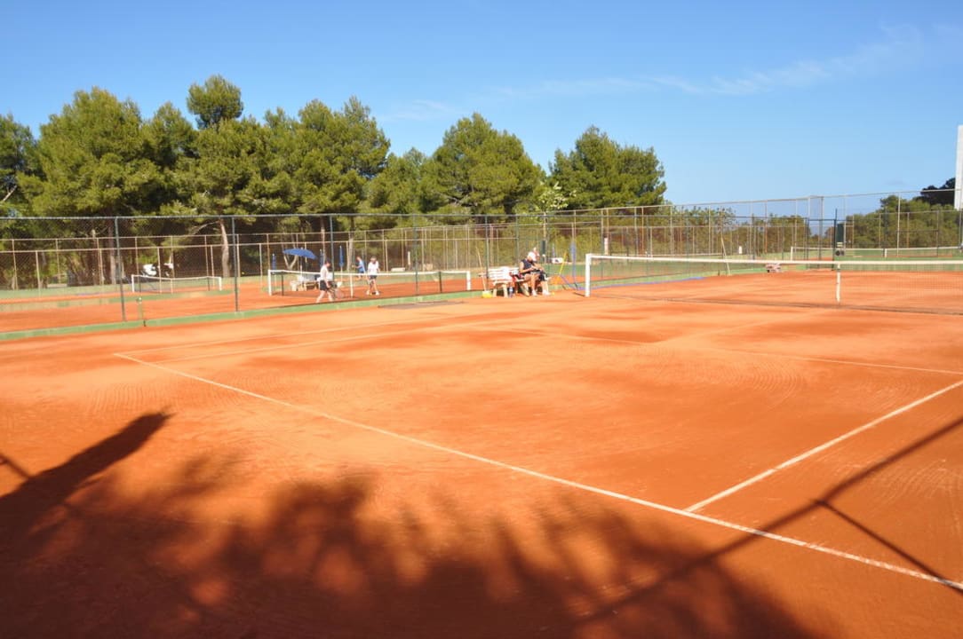 "Hintere Tennisplätze - le..." Hotel Beach Club Font de Sa Cala (Font