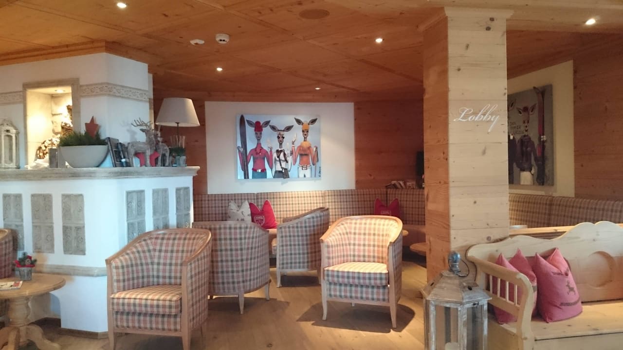 Eingangsbereich mit Teebar Wedelhütte Hotel & Chalet