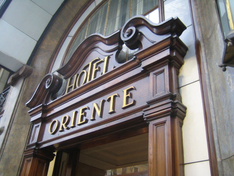 Eingangstür Hotel  Atiram Oriente