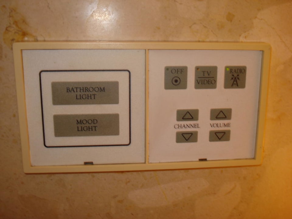 Kleine Kommandokonsole im Bad Hotel The Peninsula Bangkok