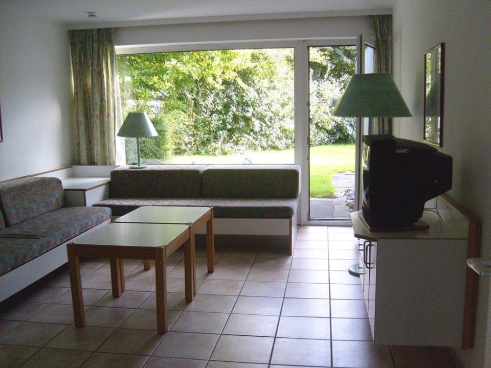 Wohn-/Schlafraum mit kleiner Terrasse Damp Ostsee Resort & Ferienpark