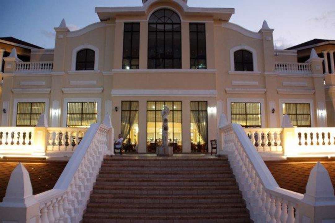 Lobby Bereich mit Außenterrasse abends Iberostar Origin Laguna Azul