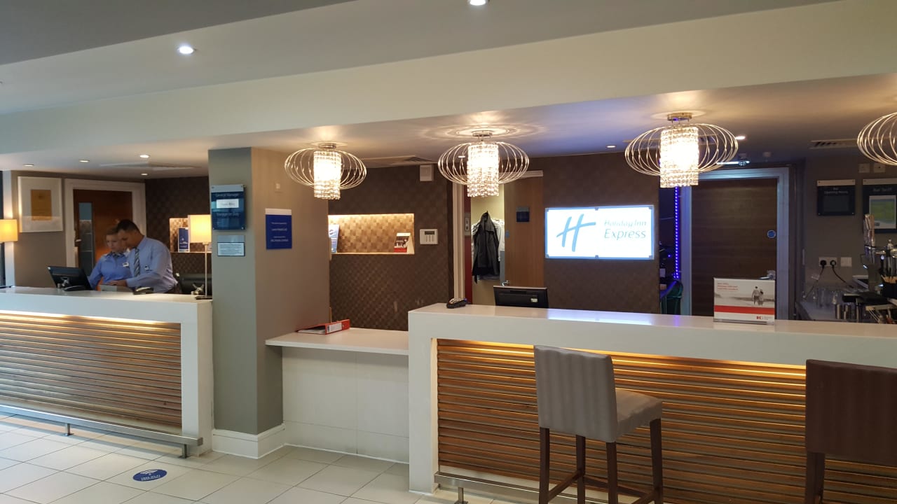Bar und Rezeption  Holiday Inn Express London Croydon