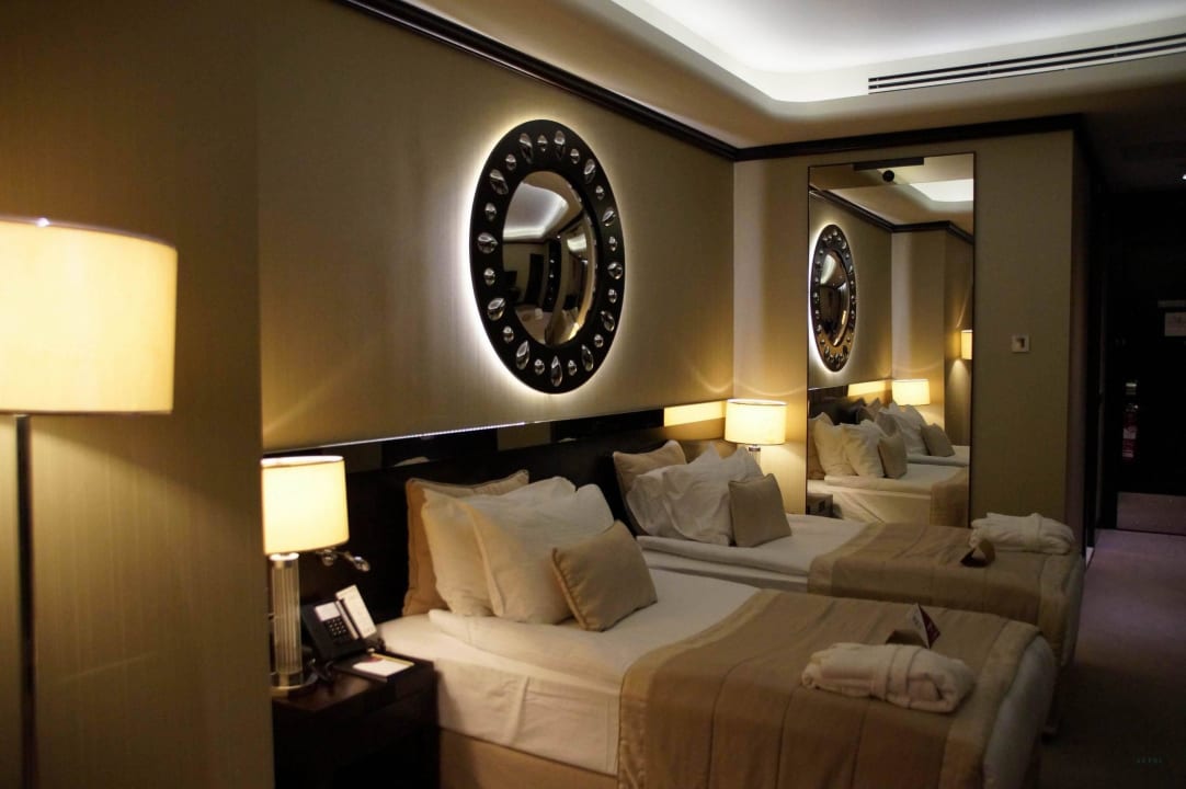 Zimmer und deren Ausstattung. Hotel Crowne Plaza Bursa Convention Center & Thermal Spa