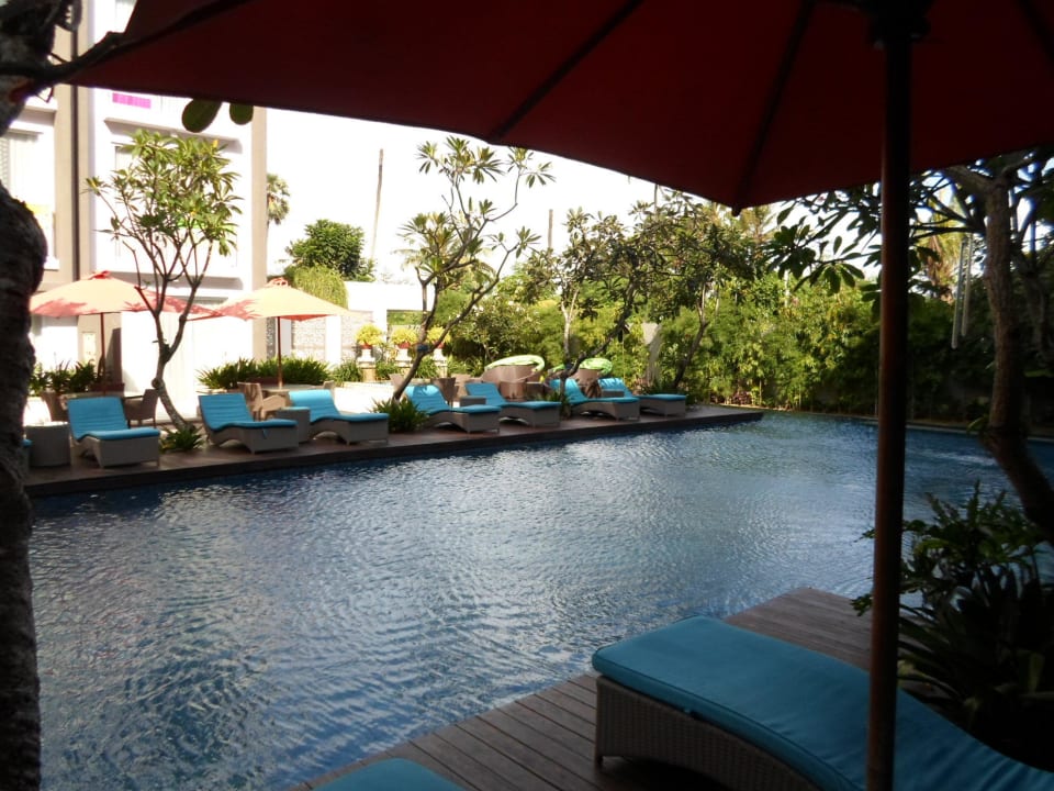 Pool mit ausreichend Liegen Hotel Ibis Styles Bali Benoa