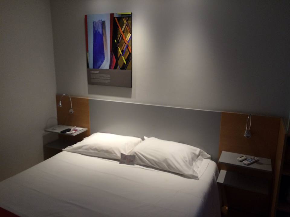 Foto de la habitación. Cama. Hotel Orpheo Express