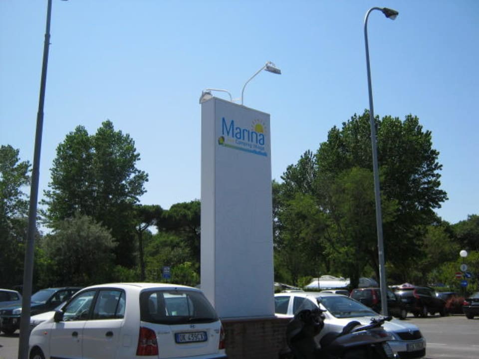Parkplatz vor dem Marina Camping Village Club del Sole Marina Family Resort