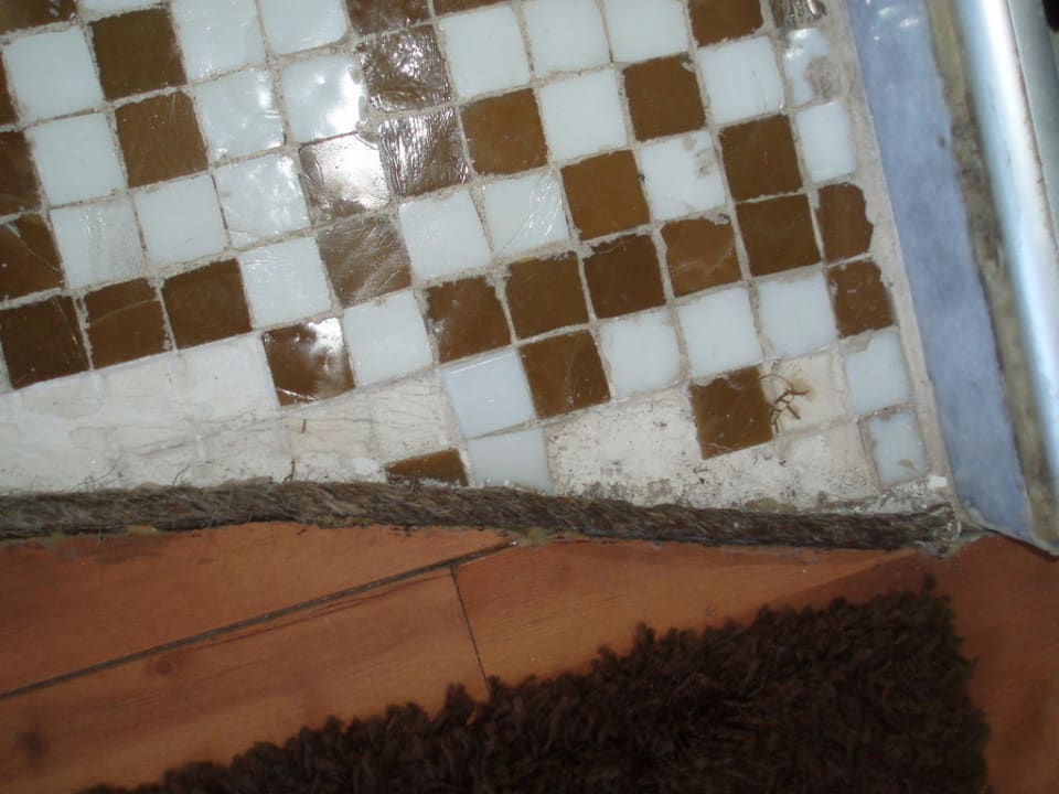 Missing tiles in bathroom Hotel Rio 180° Suites & Cuisine