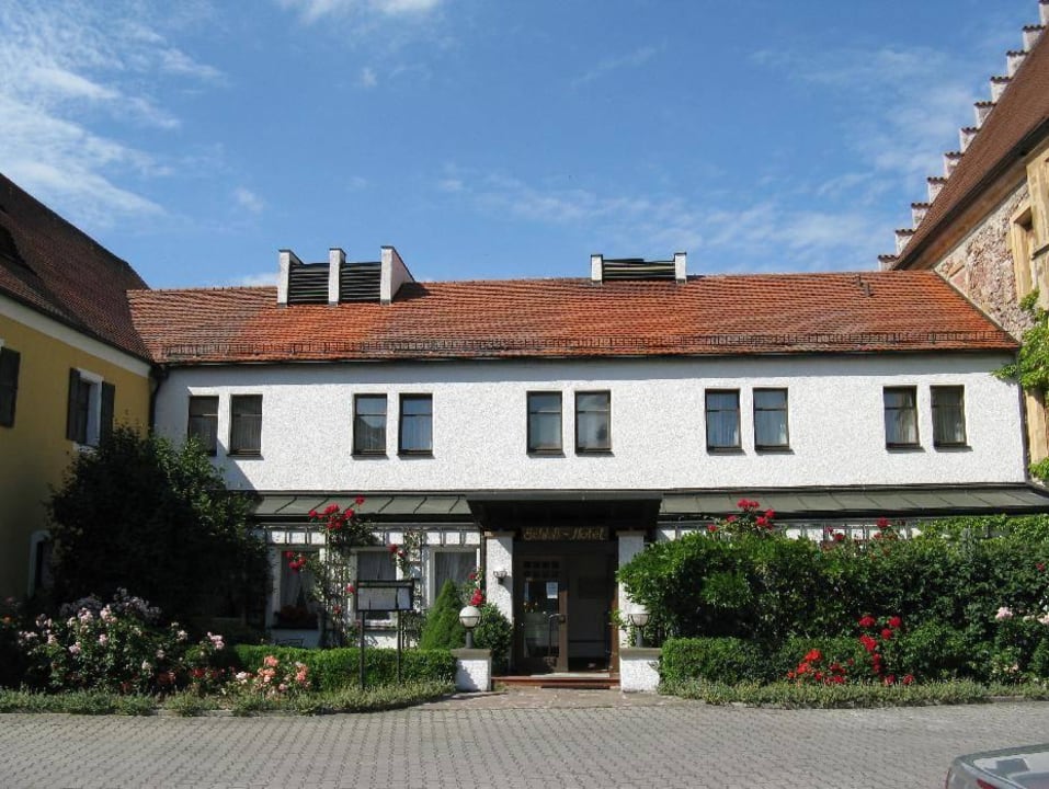 Hotelansicht vom eigenen Parkplatz Schloss-Hotel Hirschau
