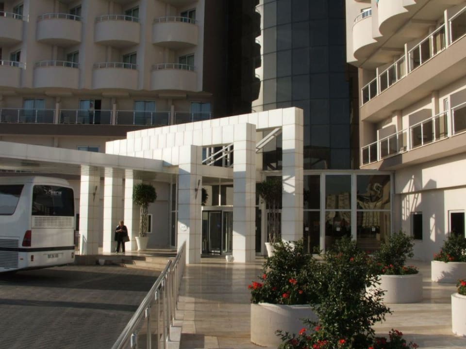 Hoteleingang Saturn Palace Resort Hotel