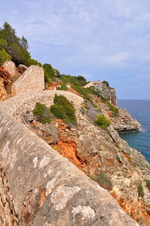 Droga na plażę z hotelu. blau punta reina