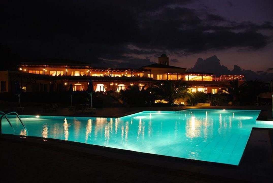 Pool bei Nacht Pilot Beach Resort