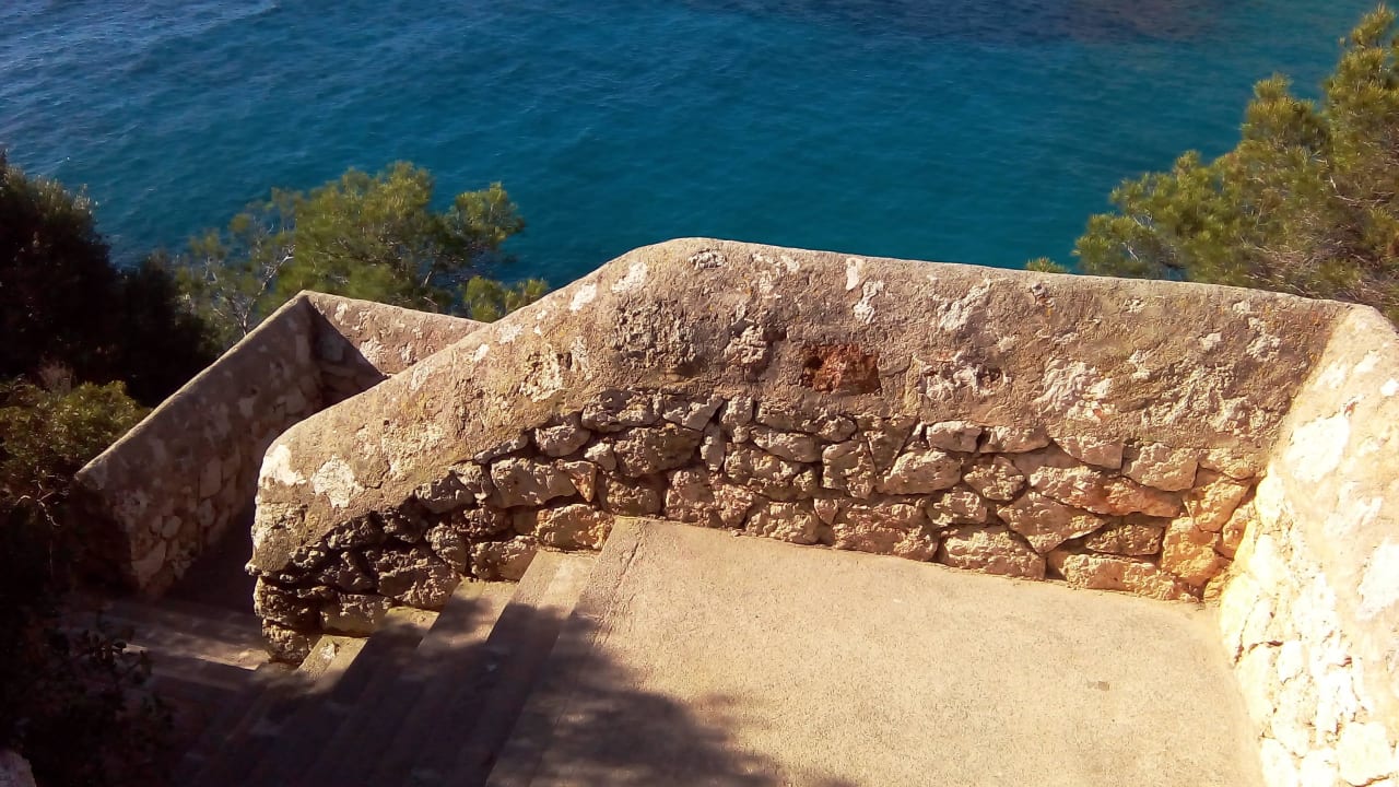Treppe hinunter zum Strand blau punta reina