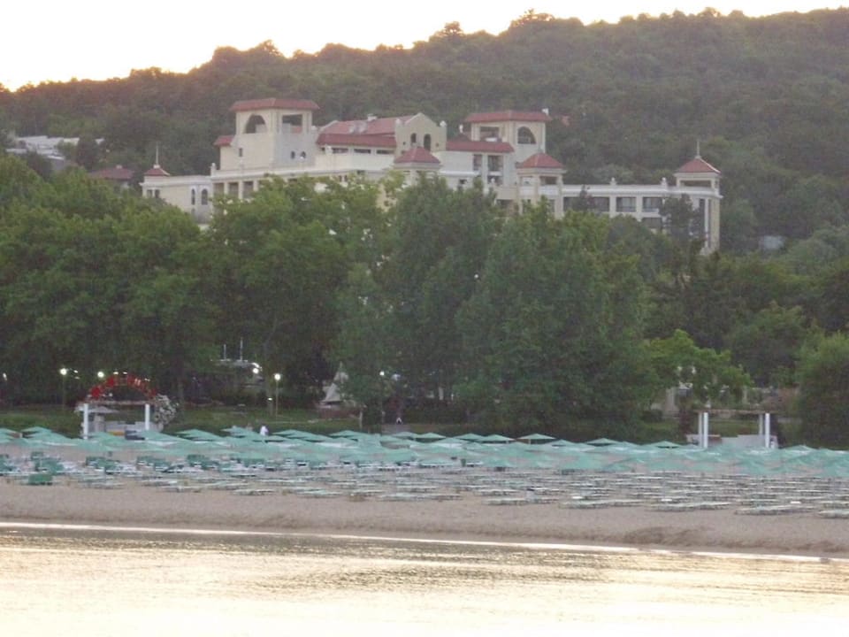 Blick vom Strand zum Hotel  Hotel Duni Royal Belleville