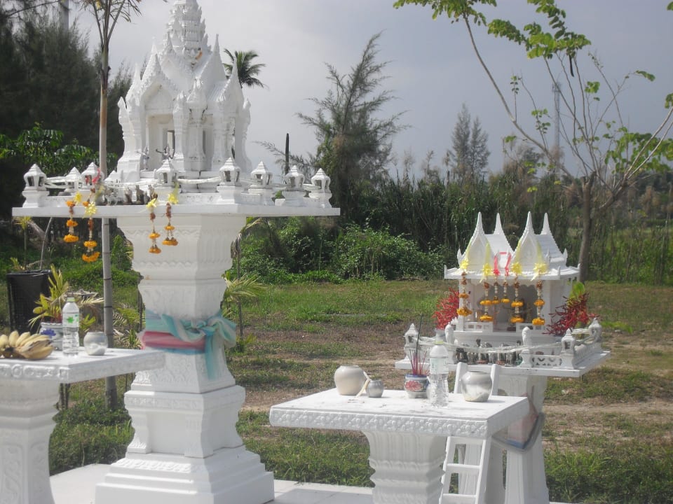An der Einfahrt Kantary Beach Hotel - KHAO LAK