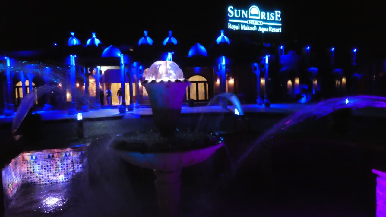 Eingang bei Nacht SUNRISE Royal Makadi Resort