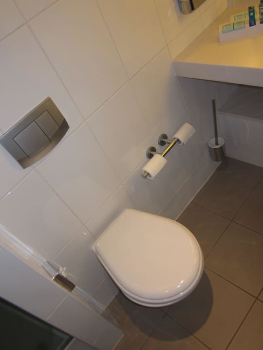 Toilette im Badezimmer Hotel Novotel Vilnius