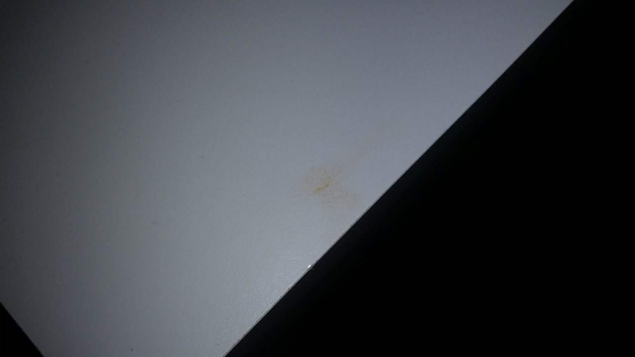 Blutfleck Nachttisch  Park Plaza Berlin