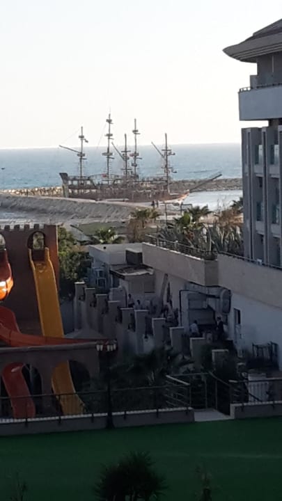 Blick auf Hafen und Nachbarschaftshotel Aydinbey Kings Palace & Spa