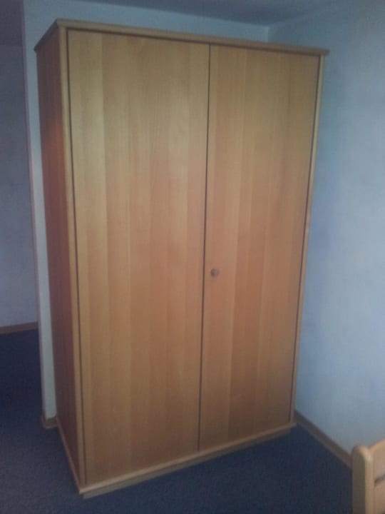 Einfacher Kleiderschrank Hotel Rösselsquelle