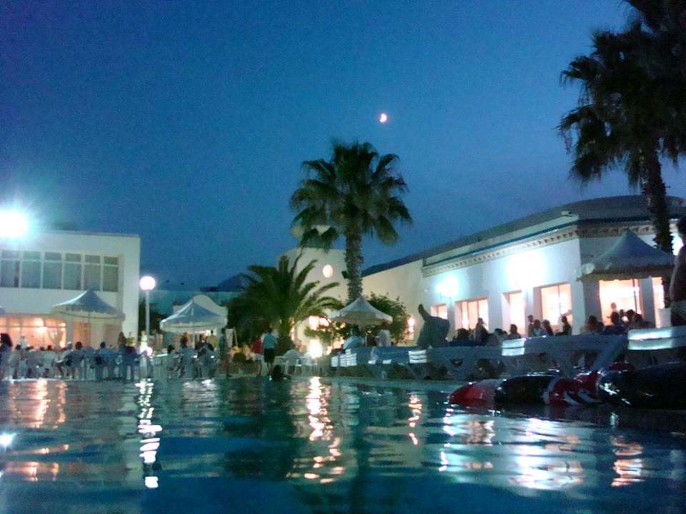 Hotelpool in der Dämmerung Eden Club