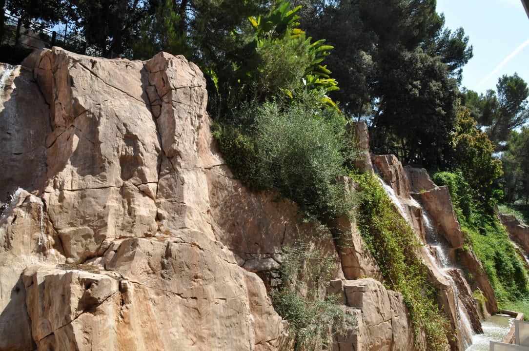 Blick vom Zimmer auf Steinwand mit Wasserfall  Minura Cala Galdana & Apartamentos d'Aljandartos d'Aljandar