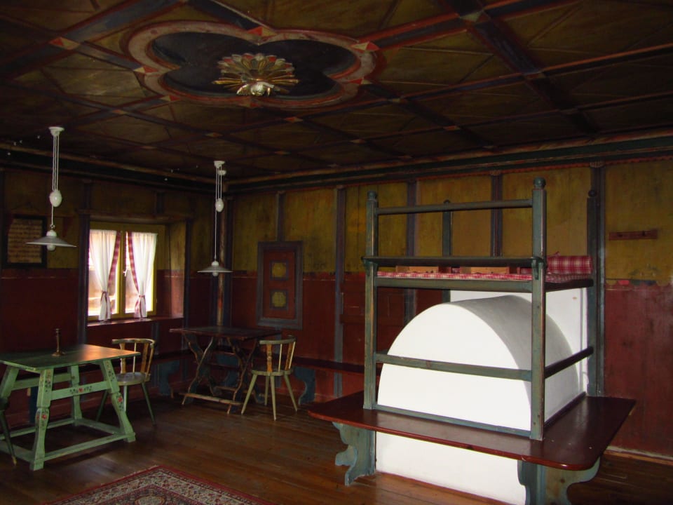 Uriger Aufenthaltsraum im 1. Stock Naturhotel Wieserhof