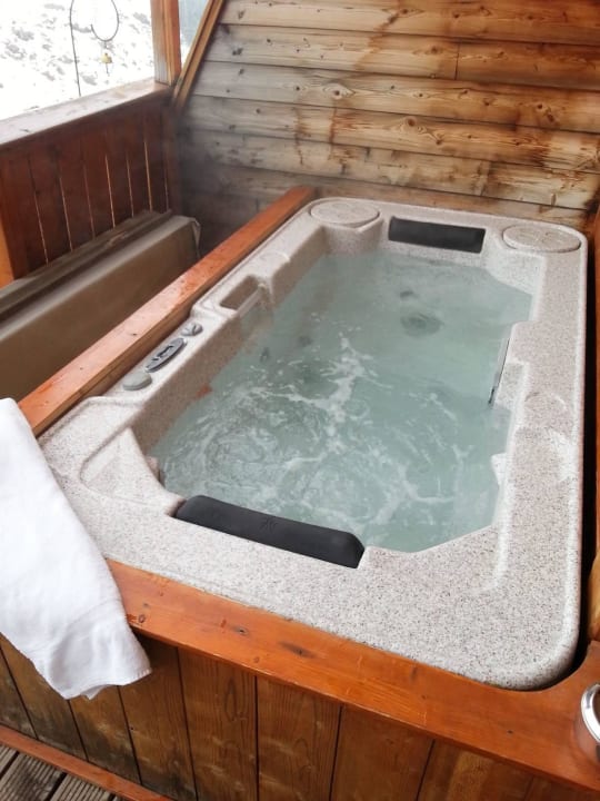 Jacuzzi auf dem Balkon L'Isatis Chalet Hotel