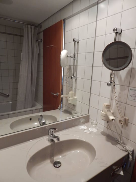 Bad mit Waschbecken und Spiegel Ramada bei Wyndham Dresden