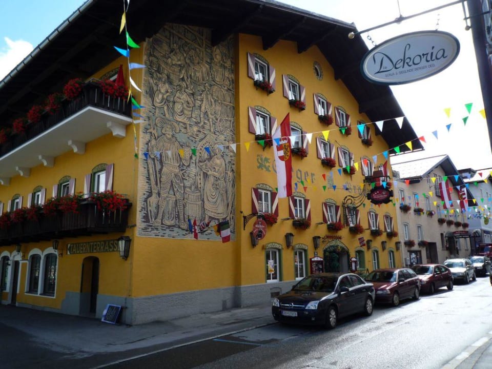 Hotelvorderseite mit der Dorfstrasse Hotel Gasthof Stegerbräu