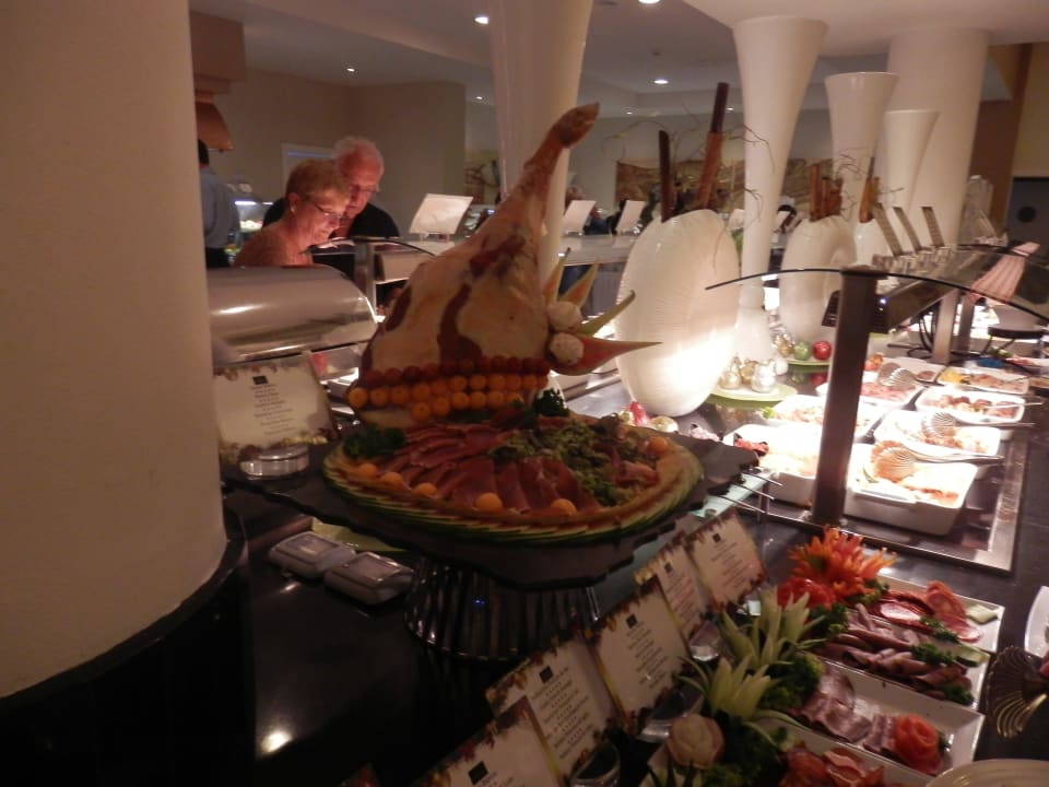 Hier gibt es morgen und abends was feines Bahia Principe Luxury Bouganville