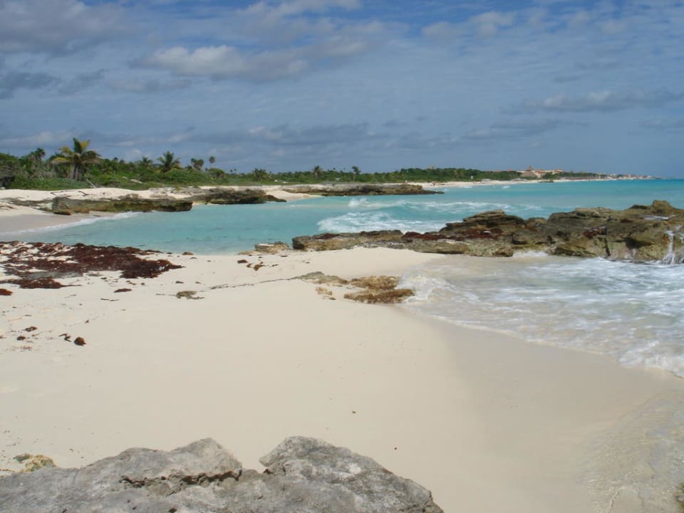 Naturstrand: Im Hintergrund Ende der Hotelanlage Sandos Playacar Select Club Adults only - All Inclusive