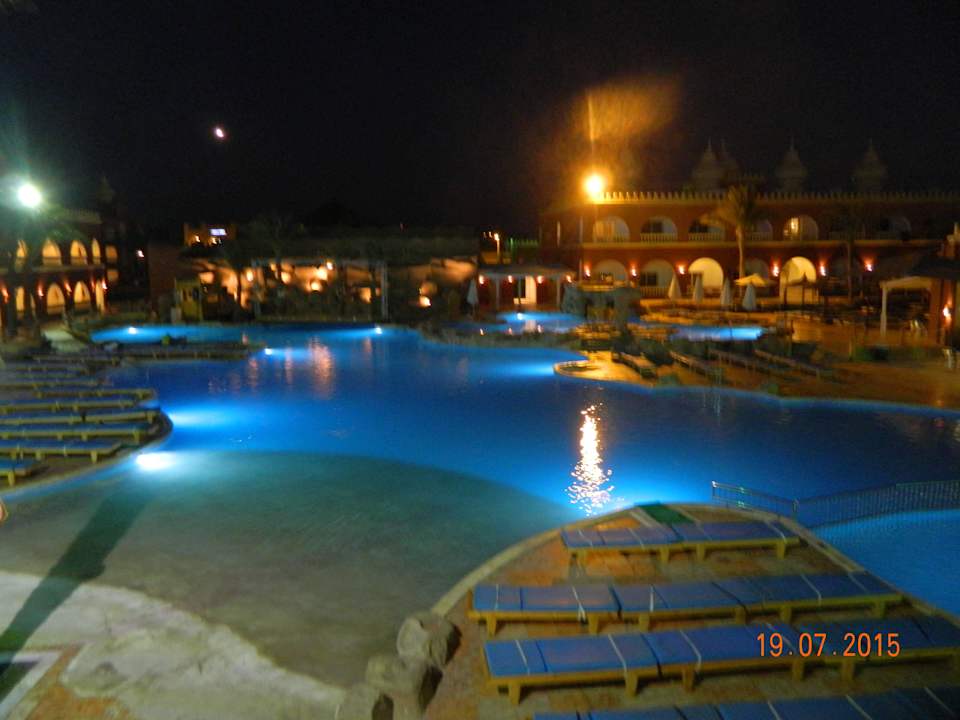 Главный бвссейн вечером Pickalbatros Alf Leila Wa Leila Resort - Neverland Hurghada