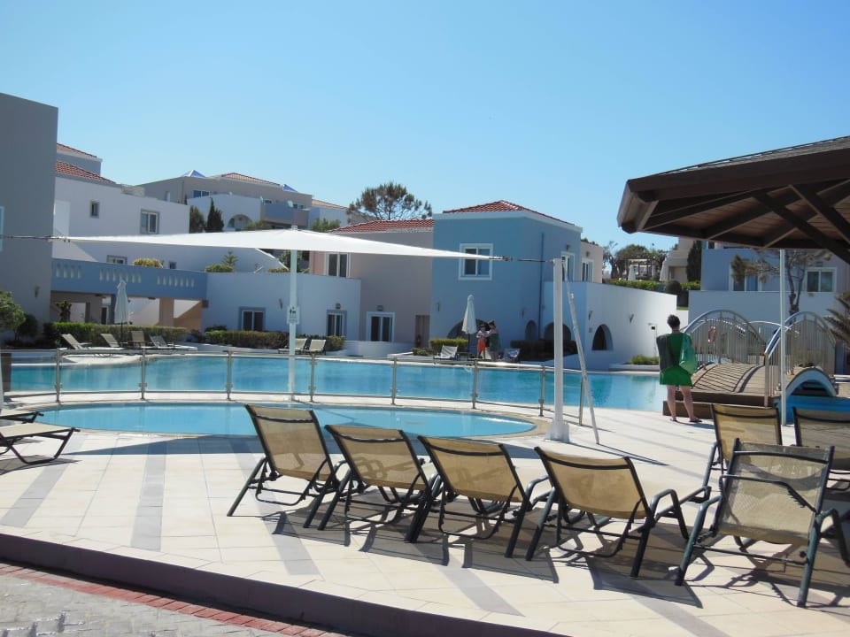 Poolanlage unten am Strand mit extra Kinderpool Atlantica Marmari Palace