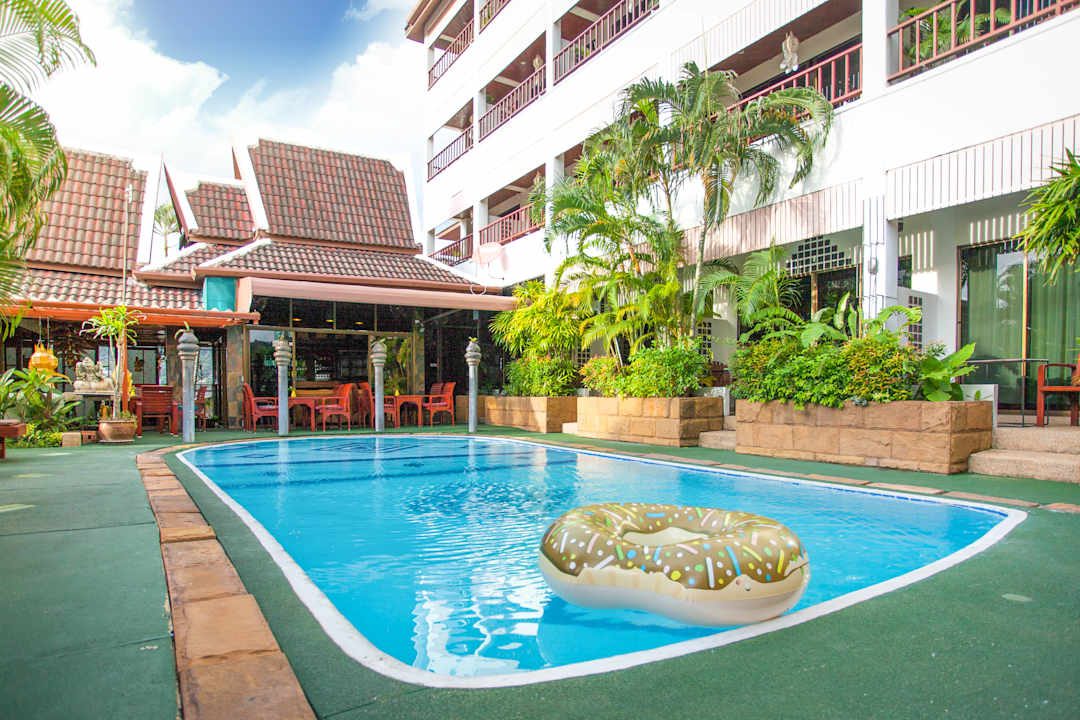 Pool Kelly's Residency