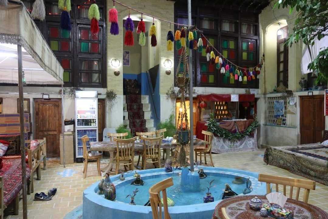 Innenhof mit Brunnen Golshan Traditional Hostel