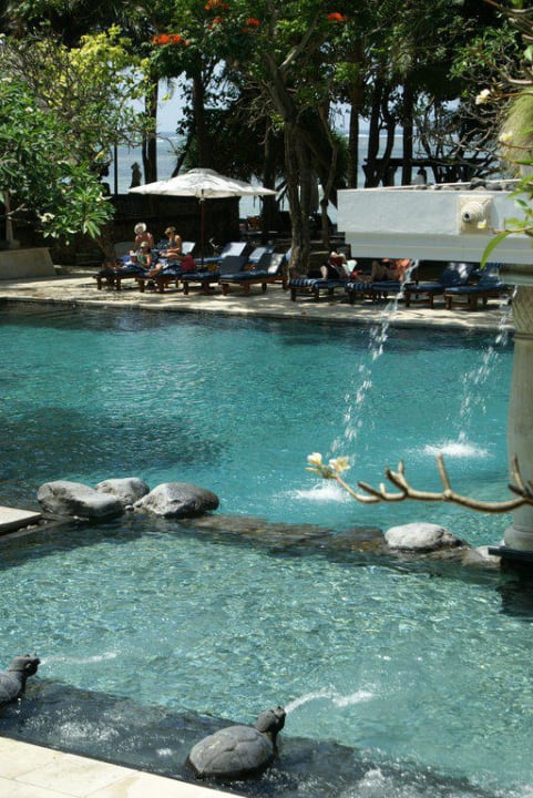 Einer der 3 Poolbereiche des Hotels Puri Santrian