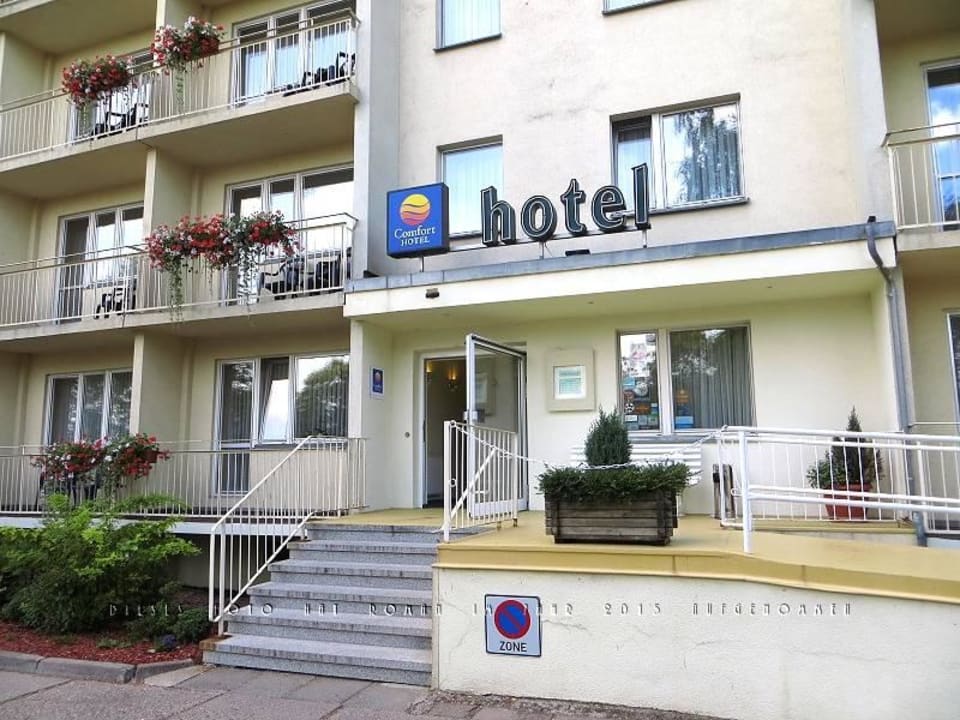 Treppe und Rampe am Hoteleingang. Soibelmanns Hotel Weimar