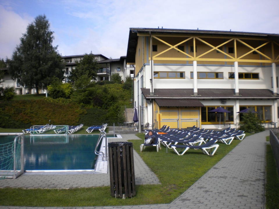 Blick vom Pool hoch auf den Club Aldiana Club Ampflwang