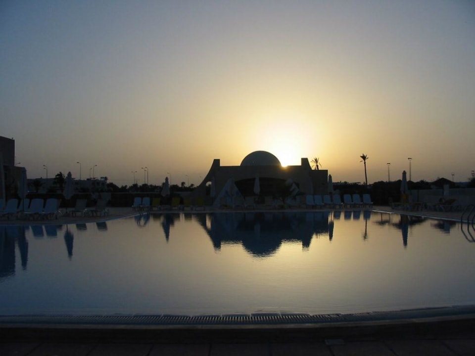 Sonnenuntergang am Pool Hotel Djerba Azurea